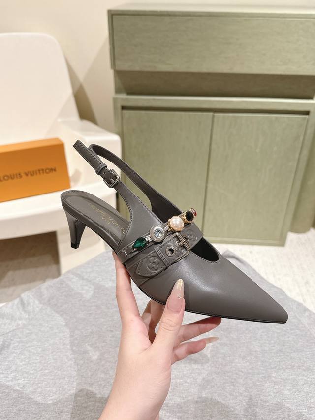 Lv 2025秋冬秀场同款后空单鞋来咯！ DDD 5.5Cm小猫跟简直太懂女人心～走路稳当却气场全开 DDD 经典尖头设计，上脚秒变细长腿 DDD 原版楦型1: