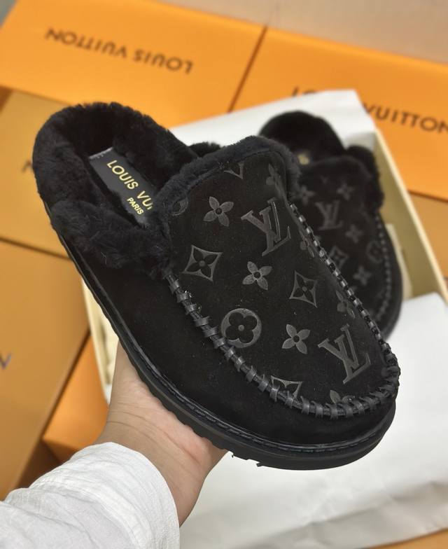 Lv路易威登秋冬新作 高级感从足尖开始 DDD Lv Fw24全新毛毛拖终于来了！ DDD 经典工艺勾勒品牌标识， DDD 每一针都是奢侈品的匠心 DDD 鞋面