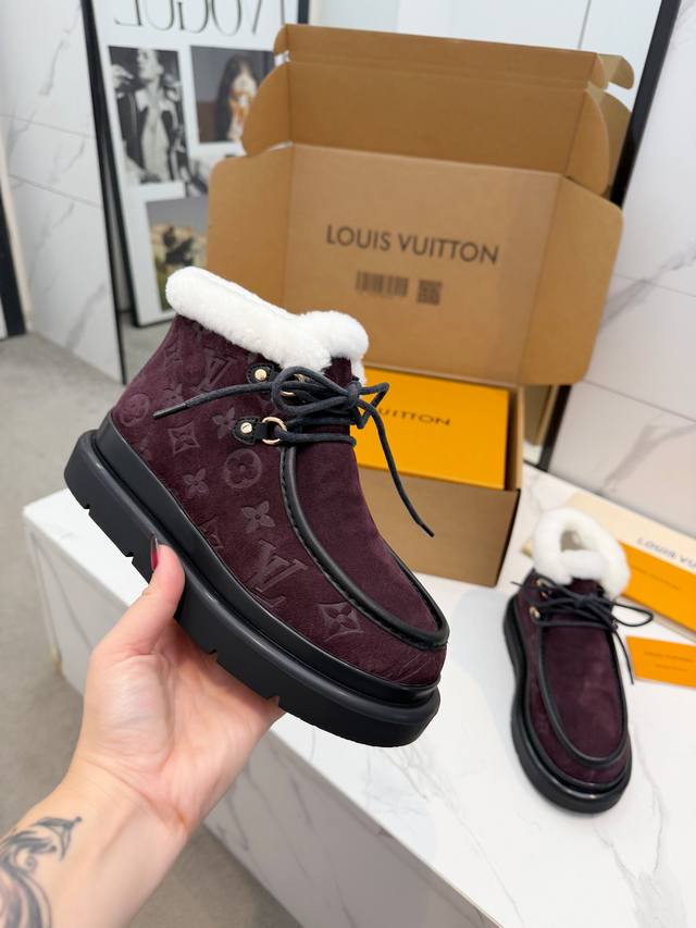 Lv秋冬氛围感已经拿捏｜冷冽季节的奢暖定义 DDD 25秋冬秀场直抵衣橱 DDD 前系带勾勒极简线条 DDD 领口环饰奶油感羊羔毛 DDD 高丝光绒面牛皮泛着柔