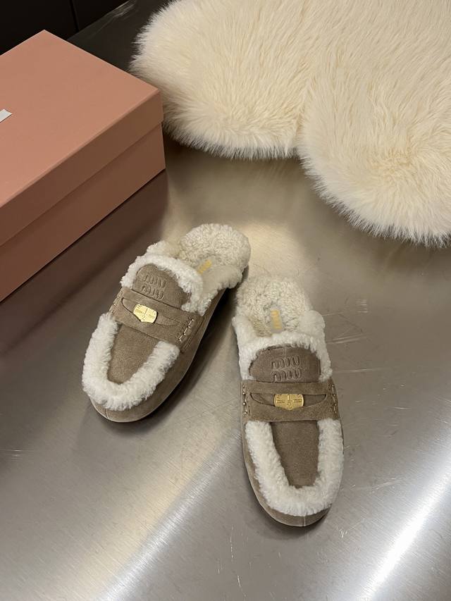 Miumiu秋冬氛围感直接拉满！ DDD 2025秀场同款包头拖鞋来了～ DDD 进口绒面牛皮邂逅澳洲纯羊毛内里 DDD 每一步都像踩在云端般柔软 DDD 复古