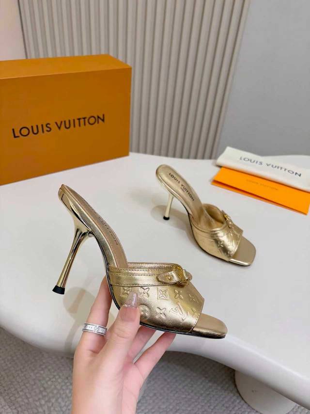 Lv跟高10Cm神级拖鞋穿上即是巅峰 DDD 压花牛皮与五金饰扣碰撞出绝美火花 DDD 真皮底与顶级调楦工艺 让每一步都像踩在云上 DDD 从牛仔裤到小裙子 轻