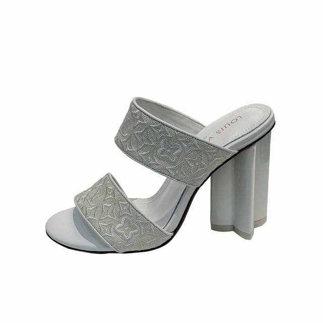 2026春夏Lv秀场凉鞋首亮相 DDD 路易威登官网同步上新！ DDD 经典电绣设计勾勒高级线条 DDD 极简轮廓衬托非凡气场 DDD 上脚瞬间提升整体气质 D