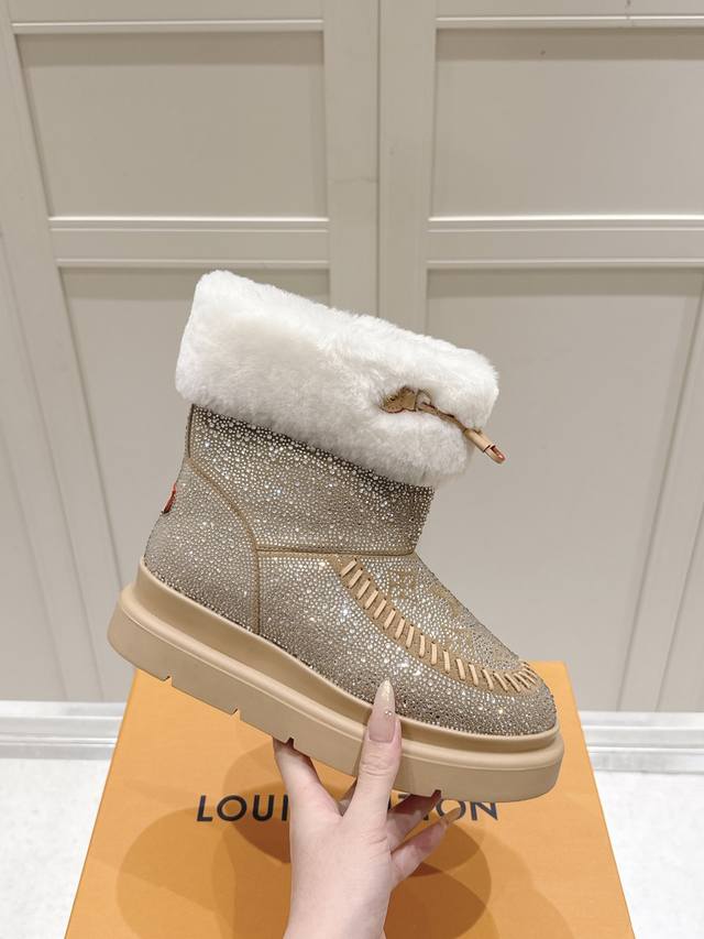 Lv钻石面料雪地靴 冬日奢宠上线♀ DDD 等好久 终于把秀场同款捧在手心啦！ DDD 鞋面是惊艳的高丝光绒面牛皮澳洲烫钻 DDD 灯光下每一寸都在闪烁 DDD