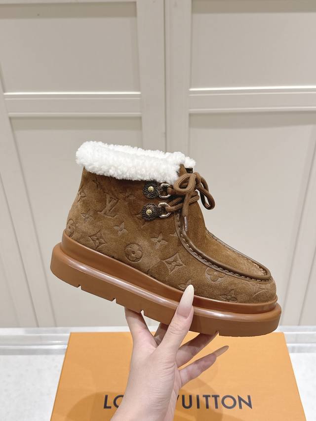 Lv雪地靴 冬日里的温柔奢宠 DDD 终于等来这款秀场明星同款♀ DDD 高丝光绒面牛皮邂逅经典老花压纹 DDD 质感与高级感瞬间满格 DDD 软糯羊毛领口环抱