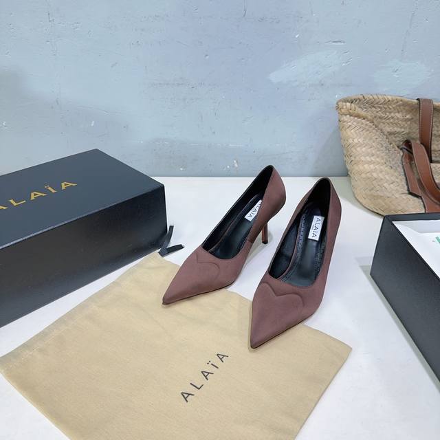 高品质出厂 ！小众潮牌Alaia阿莱雅25Ss秋冬新款真丝爱心尖头高跟鞋单鞋！穿上就会心动的尖头高跟鞋！ DDD 简易设计超显腿长 Alaia爱心高跟鞋 爱心的