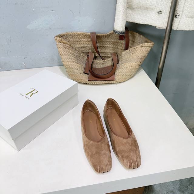 高品质出厂 ！小众潮牌The Row26春夏简易复古新款猪鼻子平底单鞋芭蕾舞！ DDD 据说这是本年度最美丽的芭蕾舞 奶奶鞋，法式优雅气质在线、高级又时髦，可盐