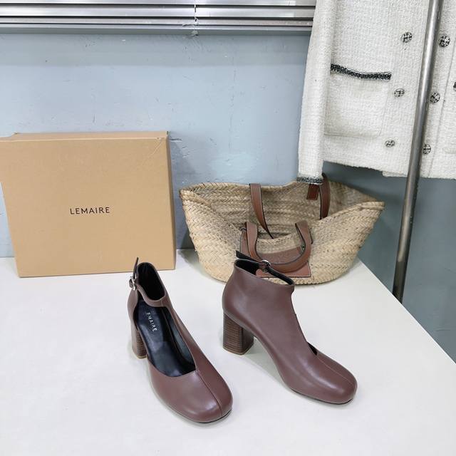 高品质出厂 ！小众潮牌Lemaire 26春夏圆头粗跟镂空短靴高跟裸靴！ DDD 采用圆头+粗跟的组合，鞋型是短靴与浅口单鞋的融合款，鞋帮处做了镂空V型剪裁，搭