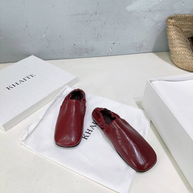 高品质出厂 ！小众潮牌Khaite 2026春夏新款简易后松紧平底玛丽珍单鞋奶奶鞋！ DDD 极简前卫的设计，让Khaite近年响亮时尚界。短短几年间已经成为最