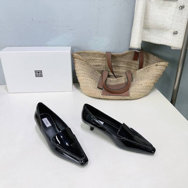 高品质出厂 ！小众潮牌Toteme26 早春新款简易猫跟浅口小方头单鞋！ DDD 主打简美学，注重实用与经典设计的结合！ DDD 廓形兼具建筑感与优雅感，4Cm