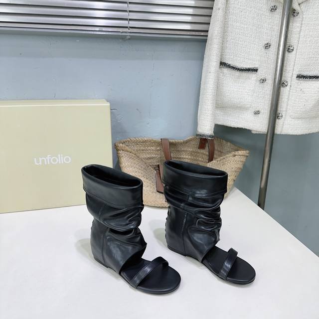 高品质出厂 ！小众潮牌Unfolio 26春夏新品日系风忍者露趾靴！一字带新款走秀款堆堆靴简易慵懒风，飒爆了 自然舒适洒脱时髦精最爱 DDD 鞋面采用对版进口丝