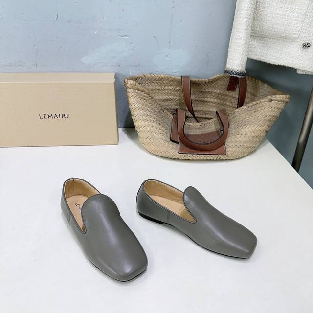 高品质出厂 ！小众潮牌Lemaire 2026春夏新款方头平底简约休闲乐福鞋舒适一脚蹬小皮鞋单鞋！ DDD 很简易的设计，看样子上脚皮质都很舒服的感觉，小羊皮的