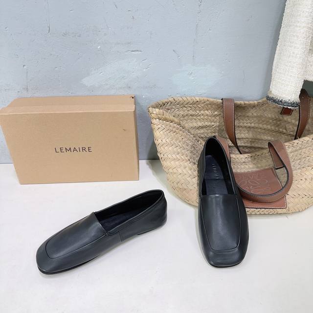 高品质出厂 ！小众潮牌Lemaire 2026春夏新款方头平底简约休闲乐福鞋舒适一脚蹬小皮鞋单鞋！ DDD 很简易的设计，看样子上脚皮质都很舒服的感觉，小羊皮的