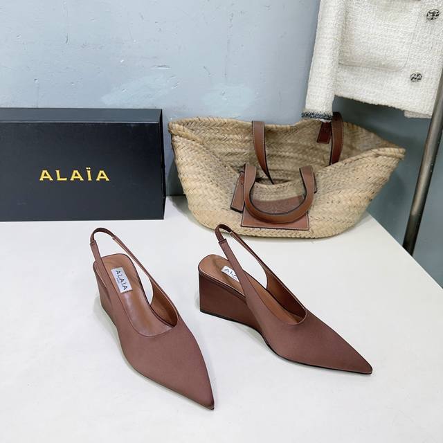 高品质出厂 ！小众潮牌 Alaia 阿莱雅26春夏新品真丝坡跟尖头后空凉鞋！ DDD 异形跟穆勒鞋 不对称设计打破常规 释放独特气场 尖头勾勒利落线条 轻松游走