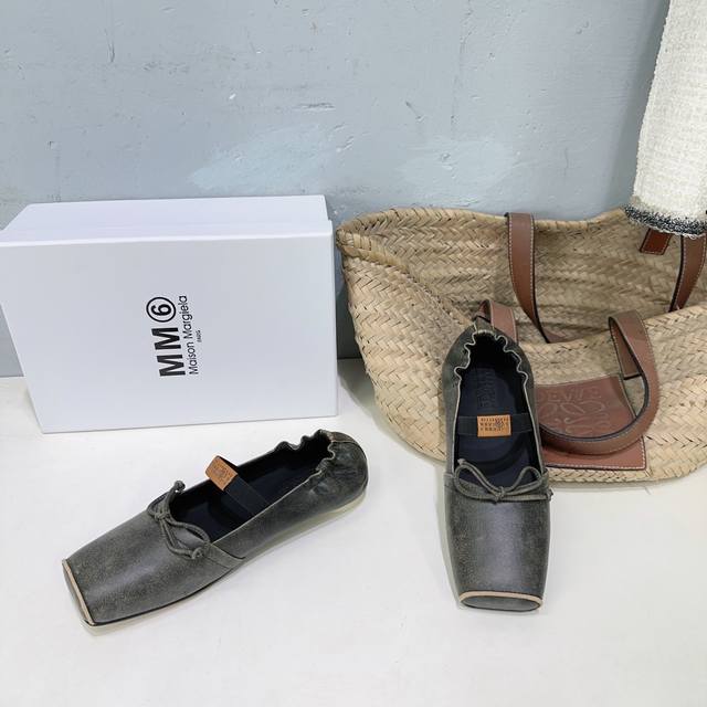 高品质出厂单鞋 ！小众潮牌Maison Margiela 春夏Mm6马吉拉新品简易松紧平底、高跟方头猪鼻子玛丽珍单鞋凉鞋系列！ DDD Mm6这双凉拖是“极简美