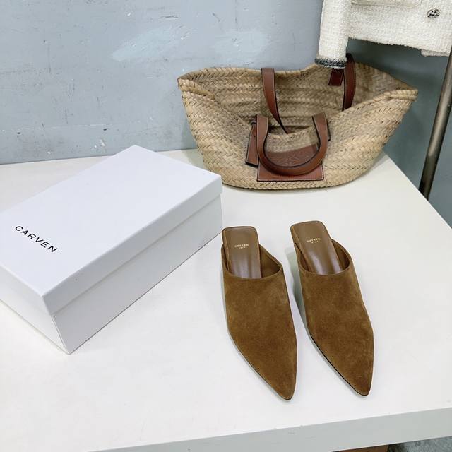 高品质出厂 ！小众潮牌Carven 26春夏新品尖头粗跟穆勒鞋包头半拖拖鞋｜踩出冷艳时髦感 DDD 当利落的尖头廓形 撞上穆勒鞋的慵懒露跟设计 这双黑色绒面高跟