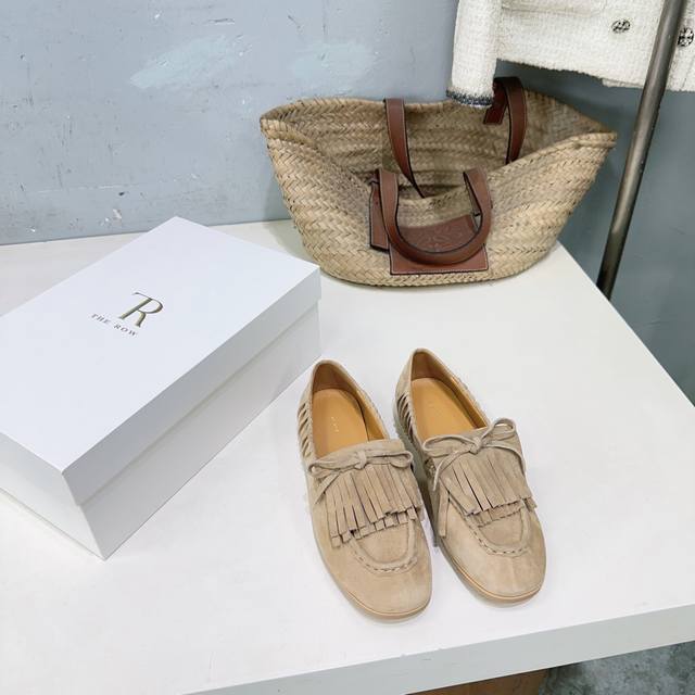 高品质出厂 ！小众潮牌 The Row26Ss春夏新款流苏一脚蹬乐福鞋平底单鞋奶奶鞋 DDD 第一眼看到这个鞋子就爱上了，看着不起眼但却让人越看越喜欢，简单又高