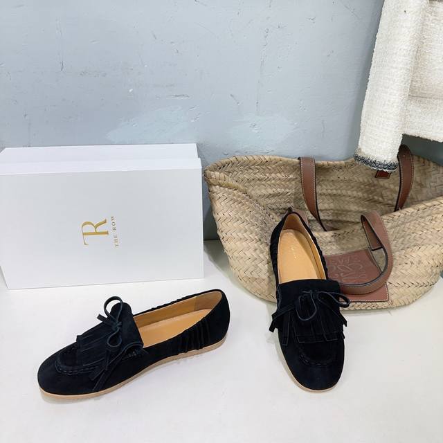 高品质出厂 ！小众潮牌 The Row26Ss春夏新款流苏一脚蹬乐福鞋平底单鞋奶奶鞋 DDD 第一眼看到这个鞋子就爱上了，看着不起眼但却让人越看越喜欢，简单又高