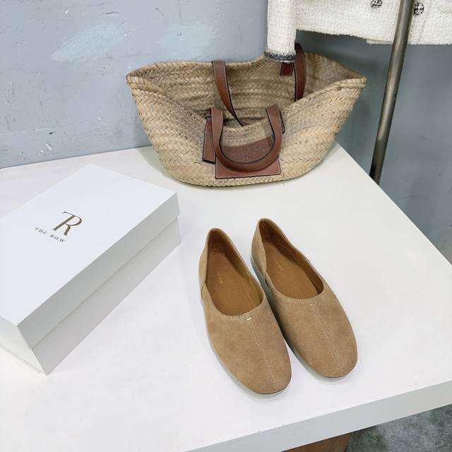 高品质出厂 ！小众潮牌The Row 26春夏新品极简风平底圆头乐福鞋单鞋！ DDD 鞋面设计甜美又显大气，好看也不单调带点复古甜美风随意搭配都好看！很包脚实在