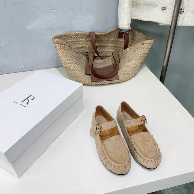 高品质出厂 ！小众潮牌 The Row 2026春夏新款简易一字扣带圆头平底鞋玛丽珍单鞋奶奶鞋！简易复古中性风！ DDD 非常舒服的平底鞋，极简设计理念，版型显