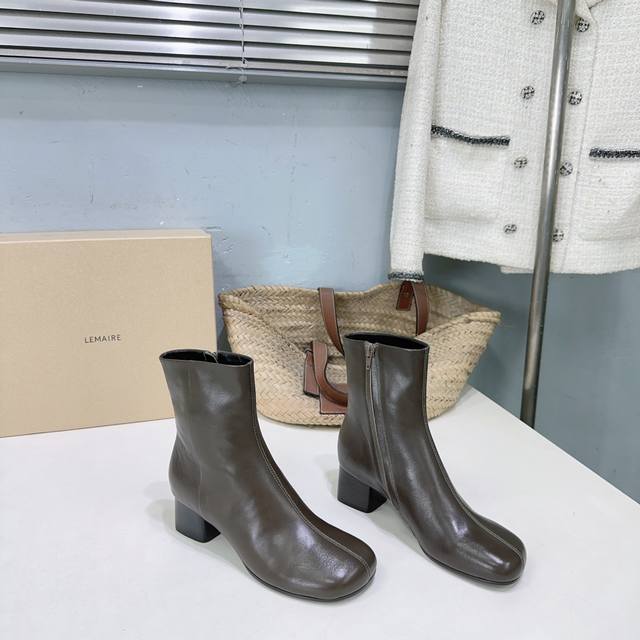 此款可售后高品质出厂 ！小众潮牌顶级品质！Lemaire 2025秋冬粗跟圆头简约高级短靴！ DDD 这双热度直接爆炸啦 太好看的一双啦！极简随意，低调有品，处