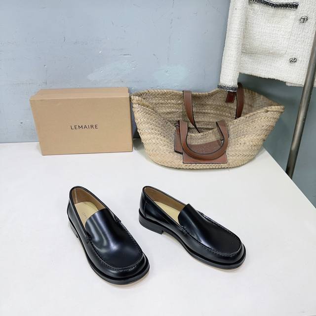 高品质出厂 ！小众潮牌Lemaire 2026春夏新款圆头亮面小皮鞋极简风乐福鞋单鞋！ DDD 以传统简易造型为蓝本，却在比例上动了细微手脚，降低鞋面高度、以柔