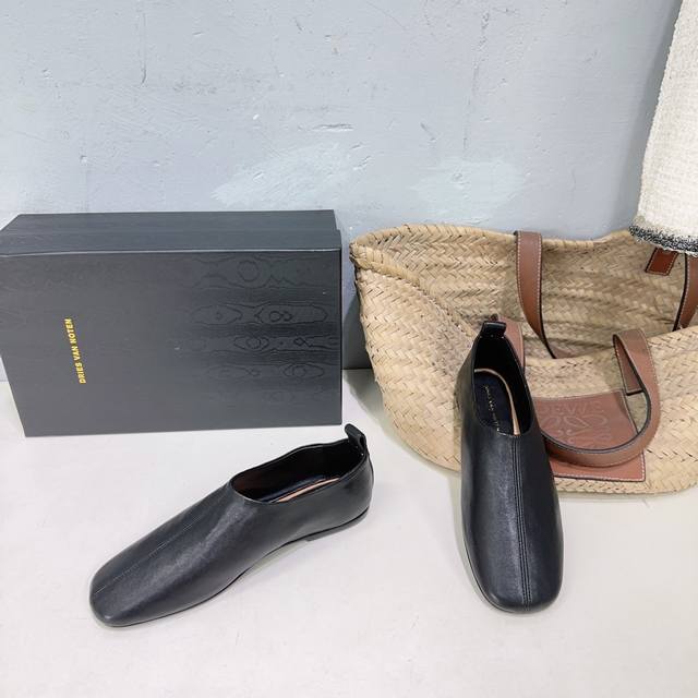 高品质出厂 ！小众潮牌Dries Van Noten 26春夏简易平底圆头玛丽珍乐福鞋单鞋！ DDD 极简鞋面设计甜美又显大气，好看也不单调带点复古甜美风随意搭