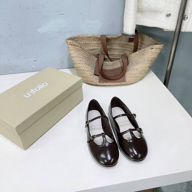 高品质出厂 ！小众潮牌 Unfolio 26春夏新品简易平底圆头扣带玛丽珍小皮鞋乐福鞋单鞋！｜ 复古撞上质感皮革 是通勤族的时髦“作弊器” DDD 细腻油蜡皮手