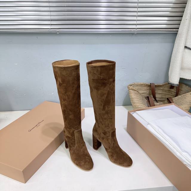 高品质出厂 ！小众潮牌 Gianvito Rossi 25秋冬Gr新品走秀款牛反绒粗跟圆头简约直筒长靴骑士靴！ DDD 今年最值得入手的靴子 没有之一！超多网红