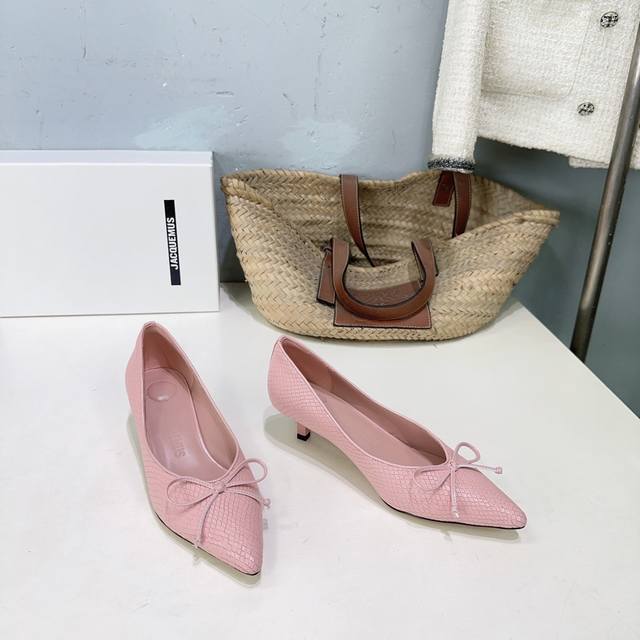 高品质出厂 ！小众潮牌Jacquemus 26春夏新品简易猫跟尖头蝴蝶结单鞋跟鞋！ DDD Jacquemus这双鞋把“法式轻俏”焊在了鞋尖 软皮裹着利落尖趾