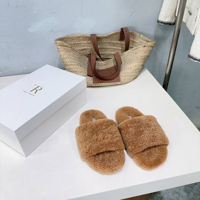 高品质出厂 ！小众潮牌The Row 25 秋冬新品羊羔毛平底毛毛拖鞋这季节美鞋太多这款毛拖真的是让我无法自拔！极简百搭！真太可爱了～ DDD 毛茸茸的羊毛是选