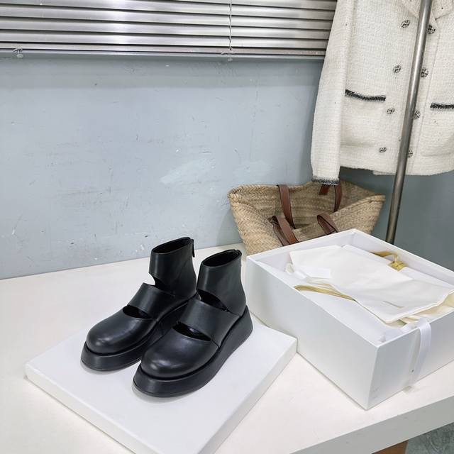 高品质出厂 ！小众潮牌The Row25秋冬新品简易镂空厚底短靴裸鞋！ DDD 小众不撞款不要犹豫了，选它没错永不过时。这款军装风靴子与精裁西装或超长连衣裙等服