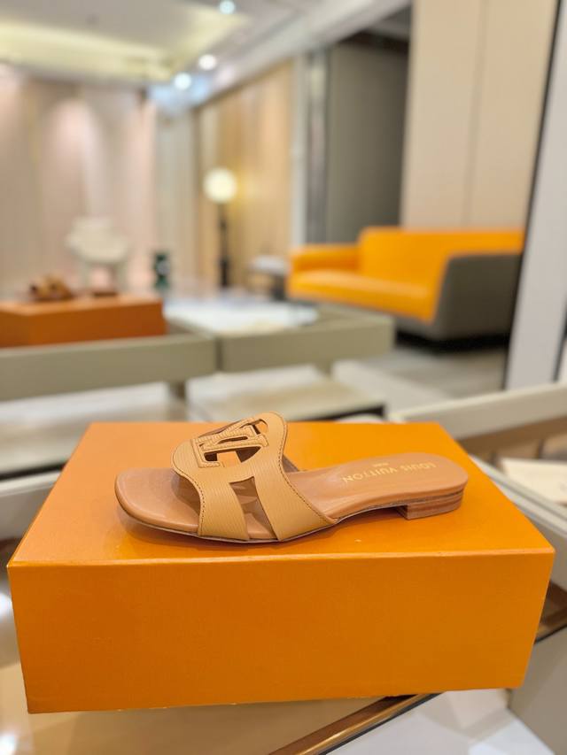 价格P： DDD Louis Vuitton DDD 路易威登 DDD DDD 本款 Lv Isola 平底凉拖采用柔软牛皮革，令宽幅鞋面呈现镂空 Lv Cir