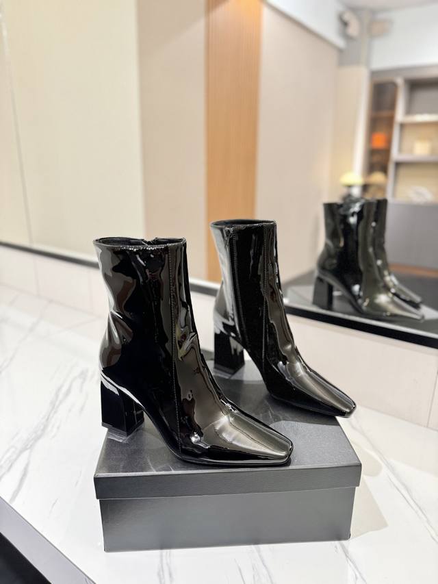 出厂价Pp: Saint Laurent圣罗兰 Beau 新款漆皮拉链 短靴 8Cm -顶级品质-侧面拉链开合设计。 DDD 整个鞋非常的简约大气~小方头更加的 出厂价Pp: Saint Laurent圣罗兰 Beau 新款漆皮拉链 短靴 8Cm -顶级品质-侧面拉链开合设计。 DDD 整个鞋非常的简约大气~小方头更加的