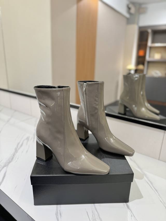 出厂价Pp: Saint Laurent圣罗兰 Beau 新款漆皮拉链 短靴 8Cm -顶级品质-侧面拉链开合设计。 DDD 整个鞋非常的简约大气~小方头更加的 出厂价Pp: Saint Laurent圣罗兰 Beau 新款漆皮拉链 短靴 8Cm -顶级品质-侧面拉链开合设计。 DDD 整个鞋非常的简约大气~小方头更加的