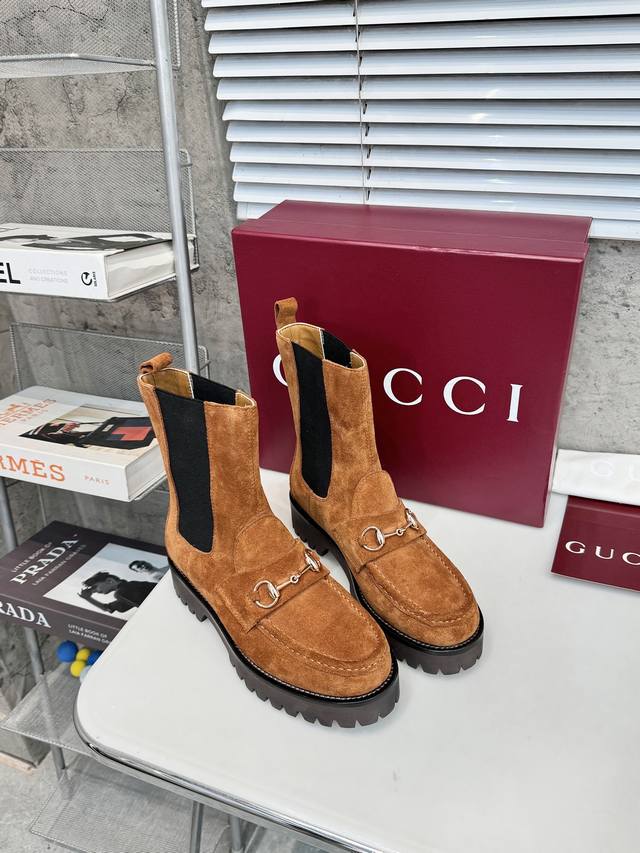 工厂P价 Gucci 新款古奇 时尚大爆款 巧妙运用圆形鞋头等设计时尚风范 DDD 面料：进口小牛牛绒面皮 DDD 内里：垫脚 进口羊皮 DDD 意大利真皮大底