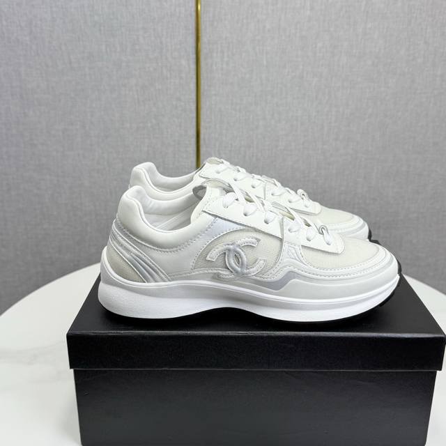 香奶奶厚底银角饼干鞋 全新复古系列，呈递松弛之姿，轻盈于形开启盛夏之旅。 DDD 延续标志性解构化廓形，鞋身以简约立体线条及双A Logo呈现，鞋面覆盖透气帆布