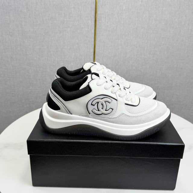 Chanel香奈儿熊猫鞋！2025专柜顶级休闲款运动鞋 DDD 这款经典设计；鞋面多种工艺电绣的风格；大底却时尚运动；不平凡的拥入了多种配色元素 DDD 多元化