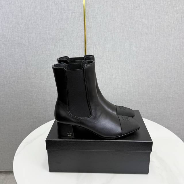 小香 本季秋冬季必备单品！！ DDD 香奈儿秋冬重工爆款短靴 DDD 小红书力推款，怎么搭配都好看，时髦精必备，香奈儿女士钟爱简约又难以抗拒系搭配展现与众不同的