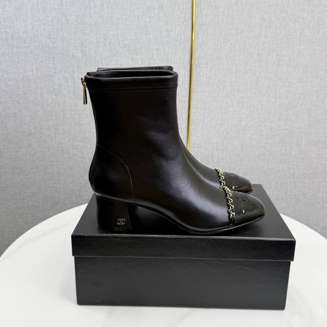 2025Sss官网、小红书同步最新配色小香家爆款火热上线，骑士马丁长靴，做工升级版，高品质！ DDD DDD 时尚潮流最新款，上脚超百搭暖底，女主们的最爱 DD