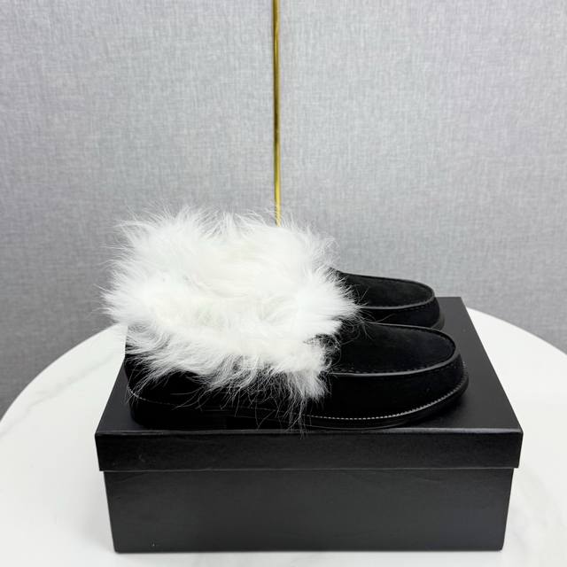 2025秋冬Chanel香奈儿兔毛托斯卡纳羊毛乐福鞋。精选优质皮革与柔软兔毛绒，经典双C标识彰显品牌格调。黑、白、棕多色可选，一脚蹬设计适配多种穿搭风格，无论是