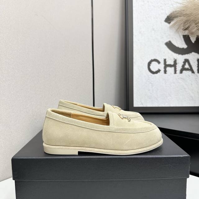 2025★★★★★ 众多明星网红上脚，国内外博主刷爆的一个百搭系列，春夏衣橱搭配必备 首选.香家专属 DDD 鞋面：牛反绒 DDD DDD 内里: 进口水晶羊皮