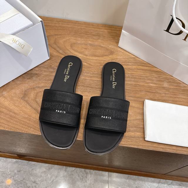 工厂P价P平底 DDD 迪奥 Dior 2026春夏新款皮面一字拖拼色女鞋 Cd字母Logo立体刺绣 圆方头粗跟果冻色露趾拖鞋 市面顶级版本 DDD 材质:鞋面