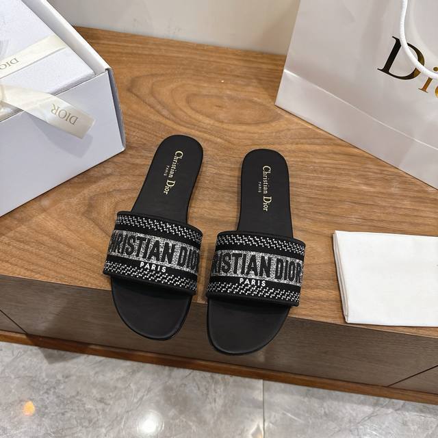 工厂P价P平底 DDD 迪奥 Dior 2026春夏新款闪钻一字拖拼色女鞋 Cd字母Logo立体刺绣 方头粗跟果冻色露趾拖鞋 市面顶级版本 DDD 材质:鞋面原