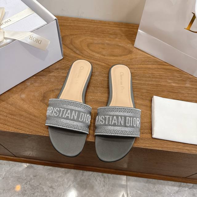 工厂P价P平底 DDD 迪奥 Dior 2026春夏新款一字拖拼色女鞋 Cd字母Logo立体刺绣 方头粗跟果冻色露趾拖鞋 市面顶级版本 DDD 材质:鞋面原版一