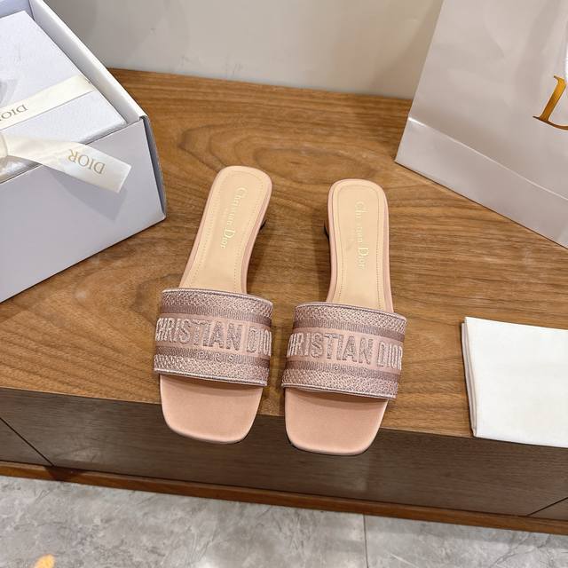 工厂P价P高跟 DDD 迪奥 Dior 2026春夏新款一字拖拼色女鞋 Cd字母Logo立体刺绣 方头粗跟果冻色露趾拖鞋 市面顶级版本 DDD 材质:鞋面原版一