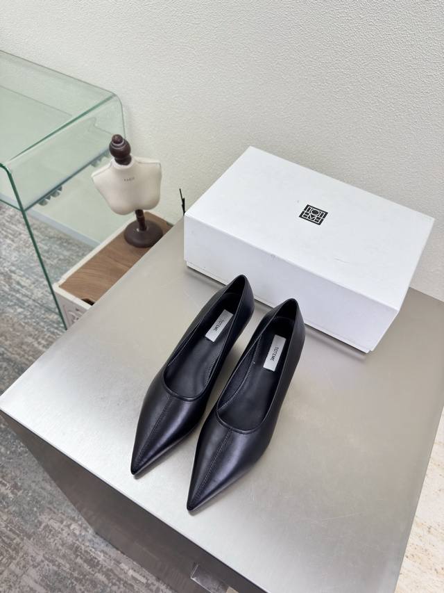 坡跟尖头单鞋 TotêMe 法式浪漫 DDD 极简主义 出厂 DDD DDD 北欧简约设计 轻奢品牌 DDD 面料选用小牛皮 高端 舒适 DDD 内里选用牛皮内 坡跟尖头单鞋 TotêMe 法式浪漫 DDD 极简主义 出厂 DDD DDD 北欧简约设计 轻奢品牌 DDD 面料选用小牛皮 高端 舒适 DDD 内里选用牛皮内