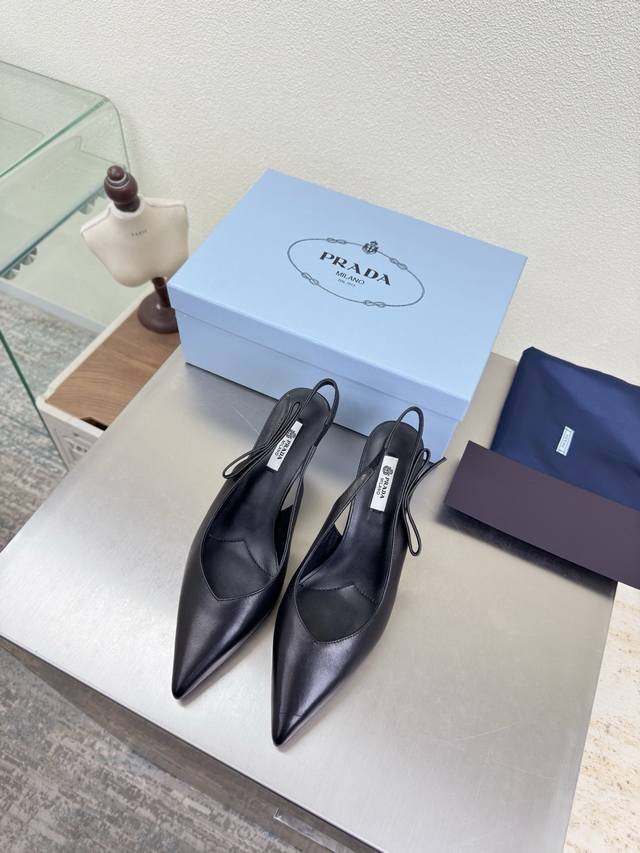 侧Logo 后空鞋 高端精品 普拉达 DDD Prada DDD 手工串线 追求卓越细节 DDD 简约设计 三角Logo Logo Logo 的设计和简约的线条