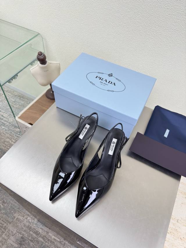 侧Logo 后空鞋 高端精品 普拉达 DDD Prada DDD 手工串线 追求卓越细节 DDD 简约设计 三角Logo Logo Logo 的设计和简约的线条