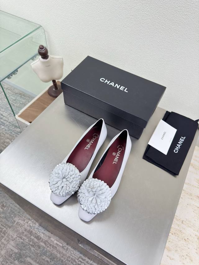 香奈儿 层叠花朵系列 单鞋 DDD 小香 平底 DDD 立体花朵 Logo 加持 舒适有范 DDD DDD 白色 DDD 原版 小羊皮材质 DDD 羊皮内里 D