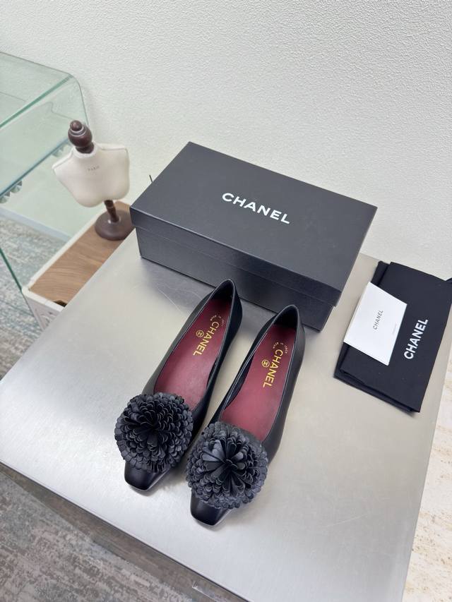 香奈儿 层叠花朵系列 单鞋 DDD 小香 平底 DDD 立体花朵 Logo 加持 舒适有范 DDD DDD 黑色 DDD 原版 小羊皮材质 DDD 羊皮内里 D